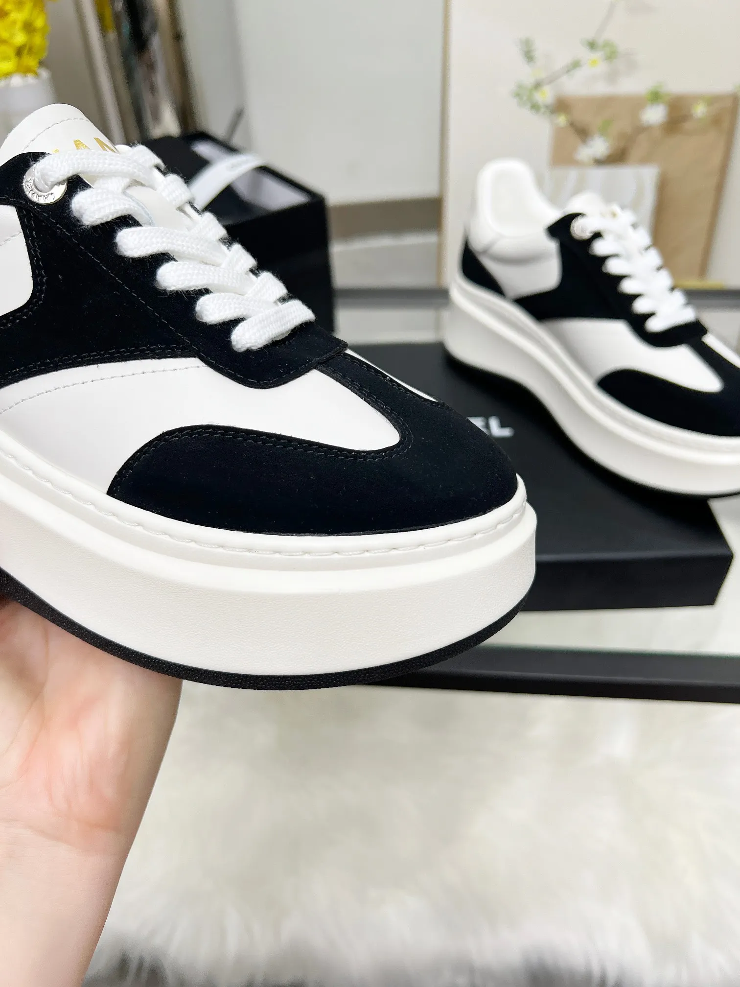 👟👟Ex-factory price 480👟👟 CHANEL 25C spring and summer new sports shoes official website is available at the same time ❤️ Counter out-of-stock kings. Major bloggers are recommending new styles on social days. This season’s new styles are simply eye-catching and look great on the feet. The casual casual sports style is refreshing and natural, interpreting Chanel’s fashionable femininity. The overall customization makes all sports models on the market at that time obsolete. This series is now available for sale! The upper is made of custom imported pebbled calf leather ➕ custom frosted calf leather. The lining is made of original one-to-one professionally customized mesh. Hardware accessories. Original full set of molds (not common in the market). Original custom molded TPU combination outsole. Height 4 cm. Women's size 35-39.